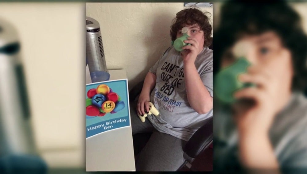 Frame 8.655425 de: Un padre lanza una campaña para conseguir la única taza por la que bebe su hijo con autismo