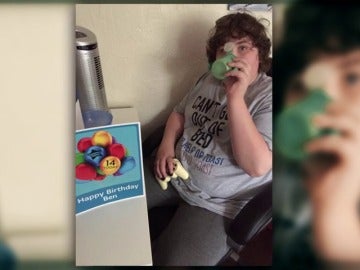 Frame 8.655425 de: Un padre lanza una campaña para conseguir la única taza por la que bebe su hijo con autismo