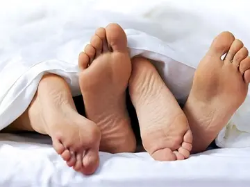 Una pareja en la cama Una pareja en la cama