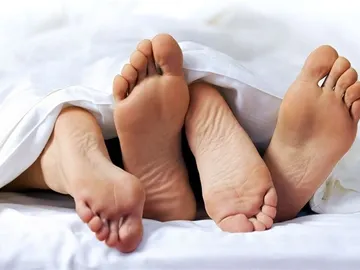 Una pareja en la cama Una pareja en la cama