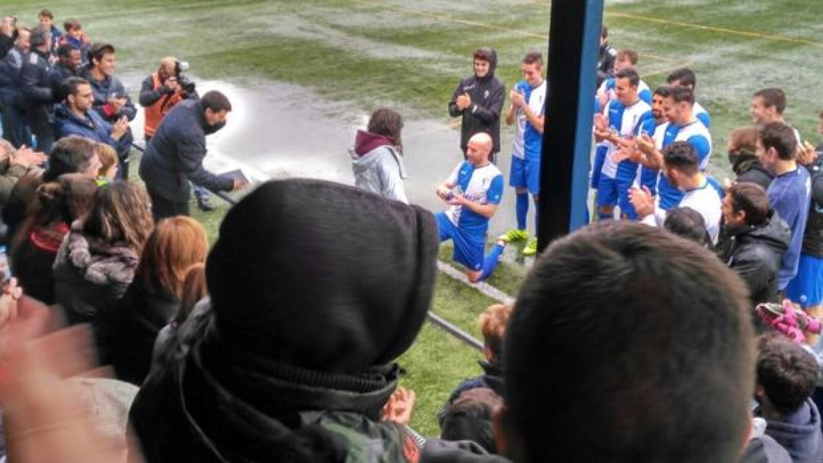 La emotiva petición de matrimonio de un jugador del Aravaca antes de jugar un partido