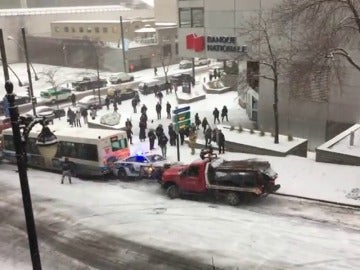 Frame 26.485886 de: Colisión múltiple por deslizamientos en cadena en una calle helada de Montreal 