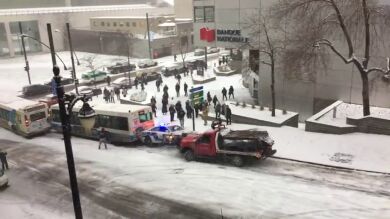Colisión múltiple por deslizamientos en cadena en una calle helada de Montreal 