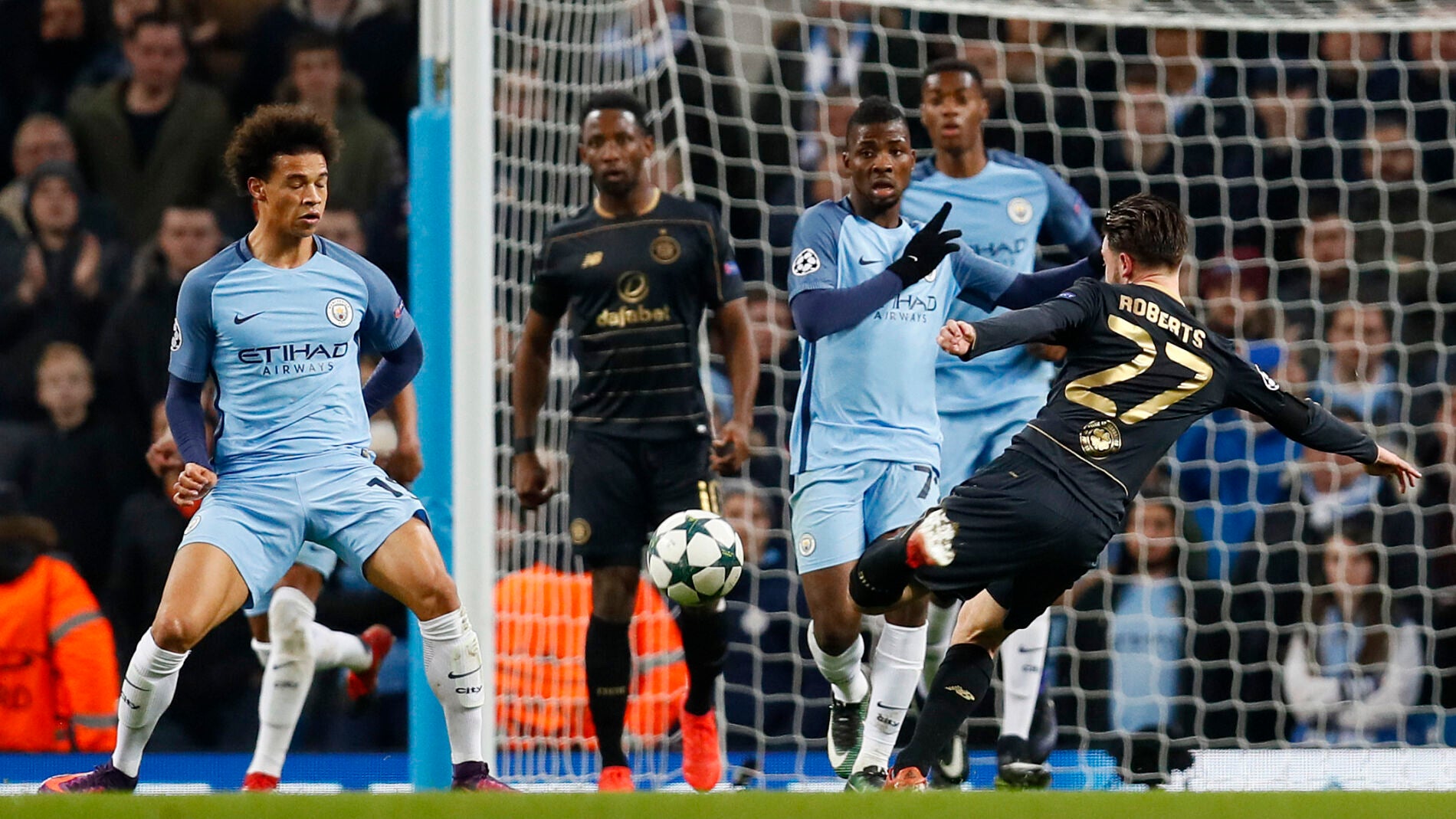 Roberts lanza a puerta ante el Manchester City