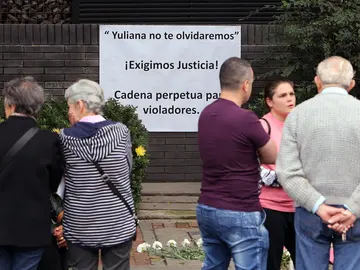 Cartel exigiendo justicia tras la muerte de la niña Yuliana, en Colombia Cartel exigiendo justicia tras la muerte de la niña Yuliana, en Colombia