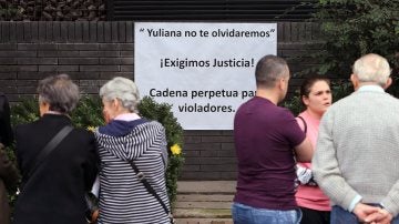 Cartel exigiendo justicia tras la muerte de la niña Yuliana, en Colombia