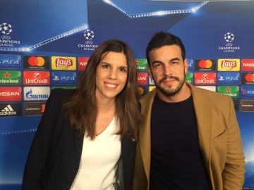 El actor Mario Casas junto a Carlota Reig