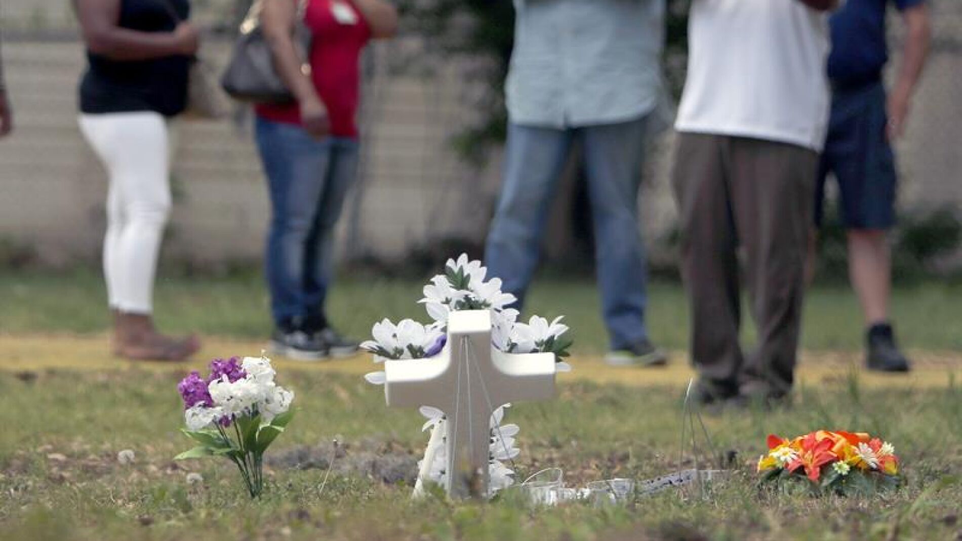 Compa&ntilde;eros del joven asesinado le recuerdan en el lugar donde muri&oacute;