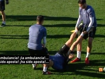 Frame 15.222902 de: Entrenamiento 'movidito' del Real Madrid en Valdebebas: entradón de Nacho a Lucas, balonazo a la prensa...