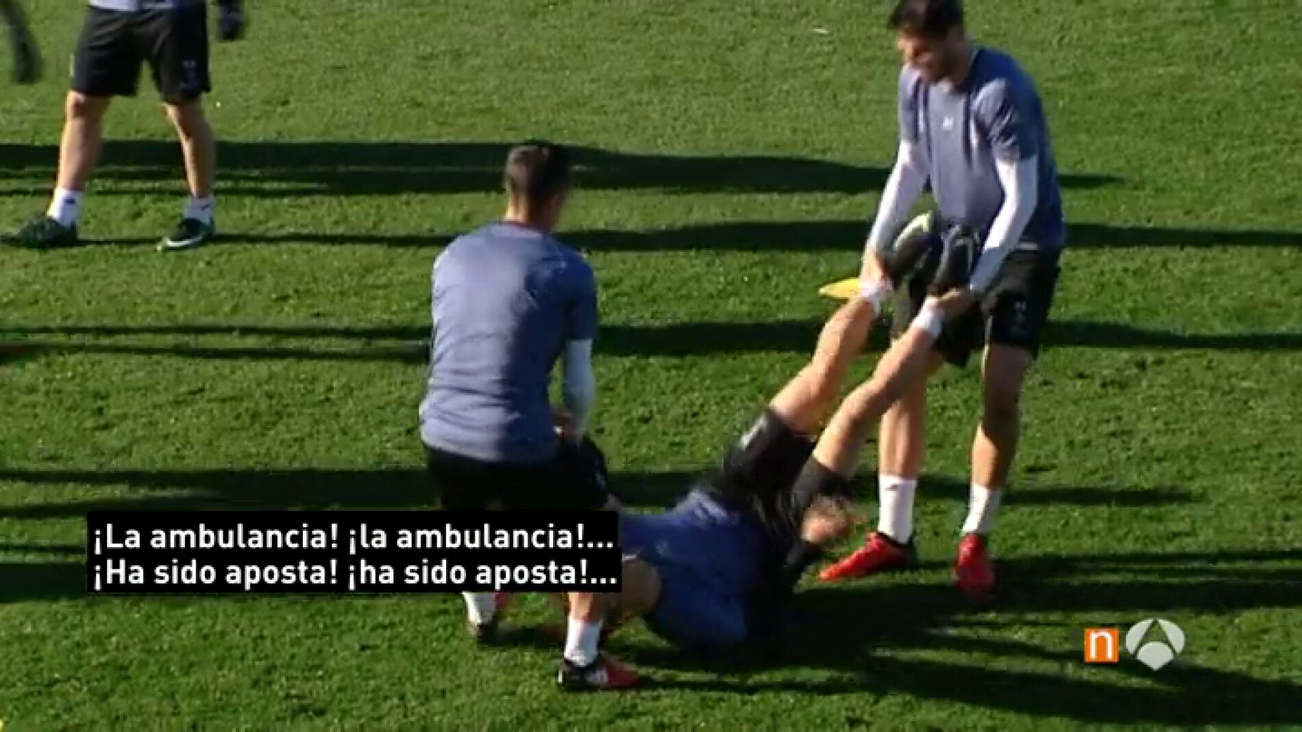 Frame 15.222902 de: Entrenamiento 'movidito' del Real Madrid en Valdebebas: entrad&oacute;n de Nacho a Lucas, balonazo a la prensa...