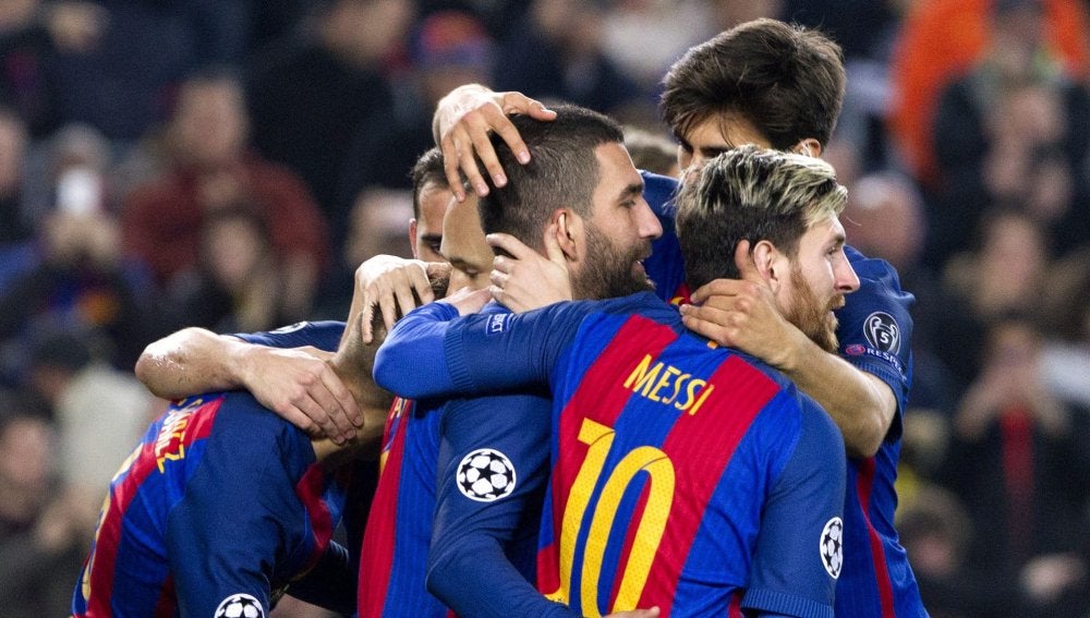 La plantilla del Barça celebrando uno de los goles de Arda Turán