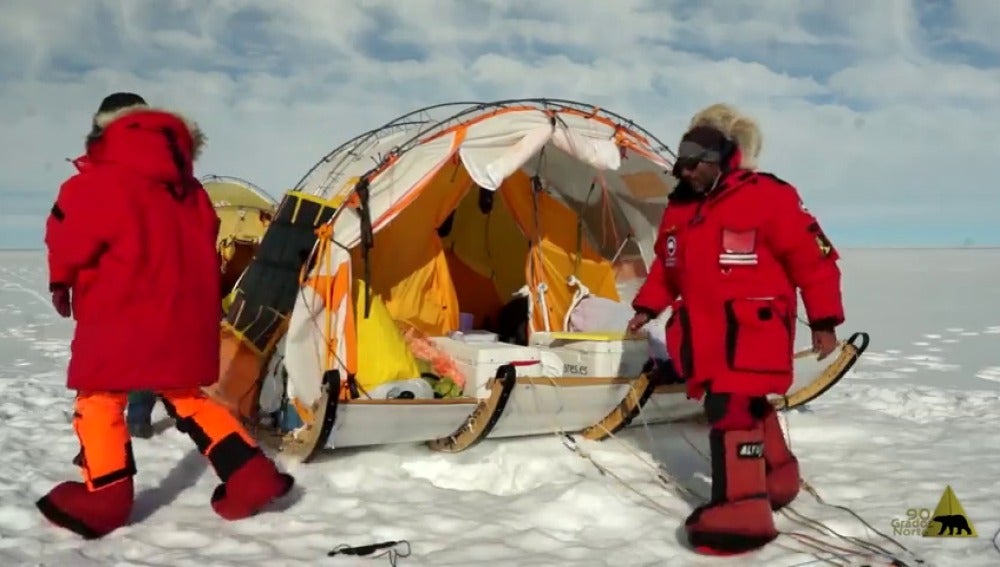 Frame 16.79111 de: Un grupo de exploradores españoles recorre la Antártida y el Ártico en un trineo de viento