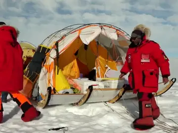 Frame 16.79111 de: Un grupo de exploradores españoles recorre la Antártida y el Ártico en un trineo de viento Frame 16.79111 de: Un grupo de exploradores españoles recorre la Antártida y el Ártico en un trineo de viento
