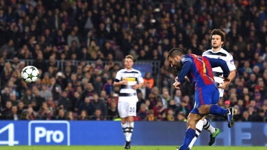 El cabezazo de Arda Turan para poner el 2-0 ante el Mönchengladbach