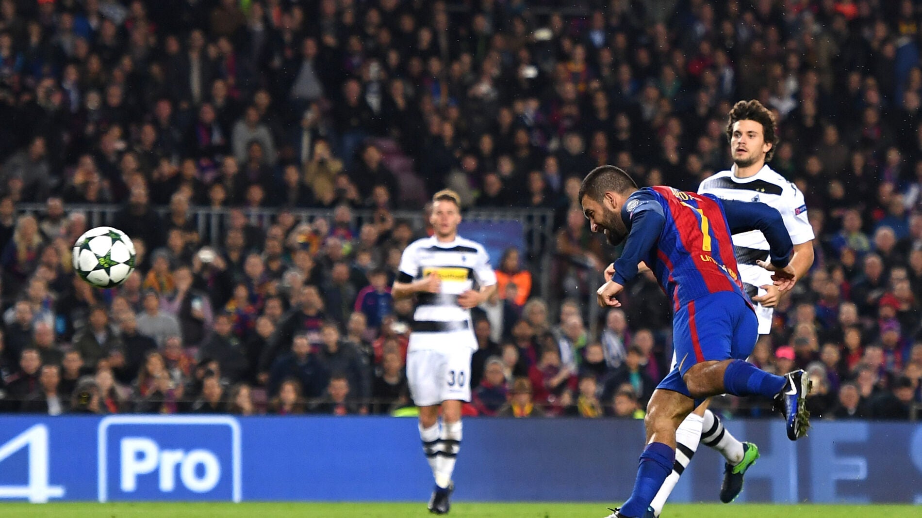 Arda Turan en uno de sus goles al Moenchengladbach