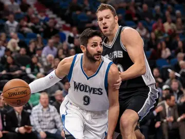 Ricky Rubio intenta entrar a canasta ante la defensa de David Lee Ricky Rubio intenta entrar a canasta ante la defensa de David Lee