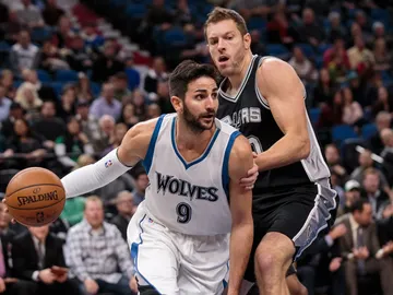 Ricky Rubio intenta entrar a canasta ante la defensa de David Lee Ricky Rubio intenta entrar a canasta ante la defensa de David Lee