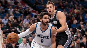 Ricky Rubio intenta entrar a canasta ante la defensa de David Lee