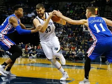 Marc Gasol se abre paso hasta el aro Marc Gasol se abre paso hasta el aro