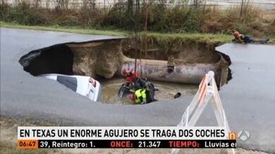 Un enorme socavón se traga dos vehículos con sus ocupantes dentro en Texas