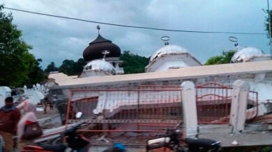 Un terremoto de magnitud 6,5 deja al menos 94 muertos en Indonesia