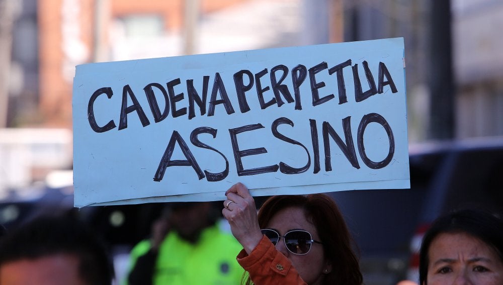 Uno de los carteles en la manifestación contra el presunto asesino de Yuliana, una niña colombiana de siete años