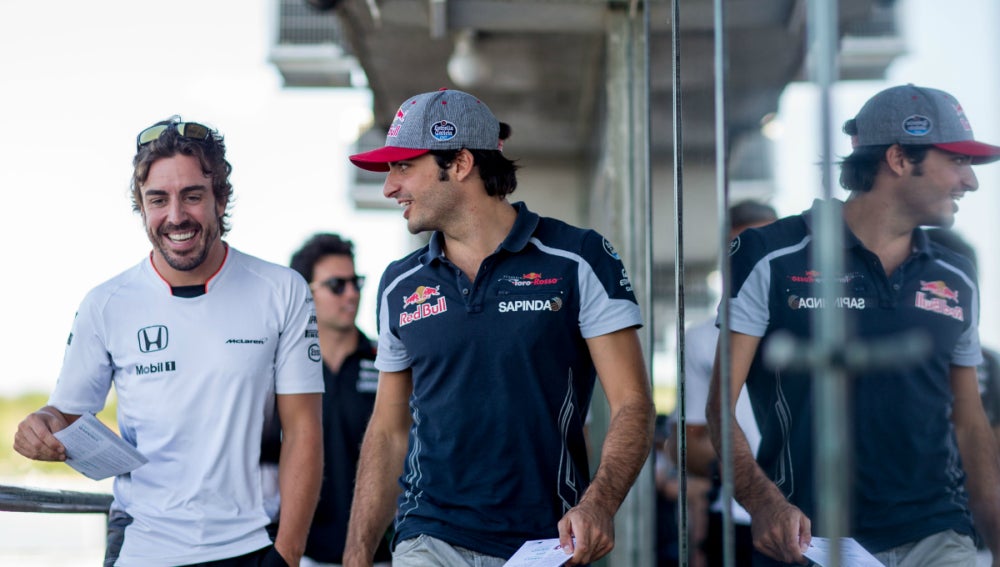 Alonso ríe con Sainz