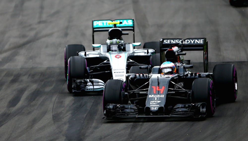 Alonso lucha con Rosberg