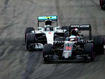 Alonso lucha con Rosberg