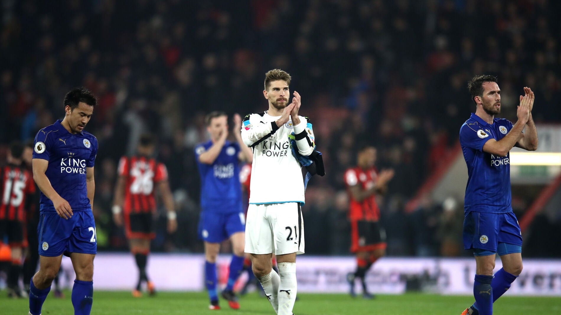 Los jugadores del Leicester se lamentan tras la derrota