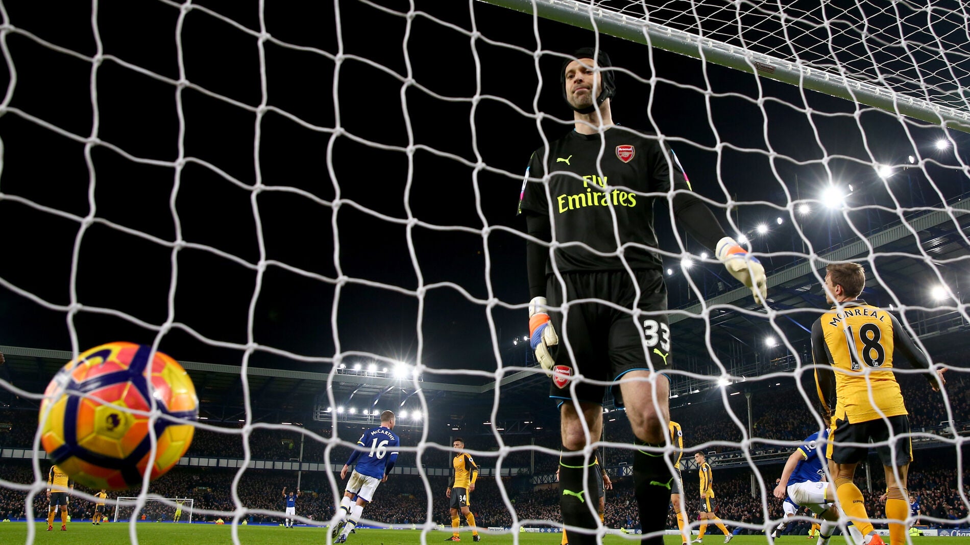 Petr Cech se lamenta tras encajar un gol