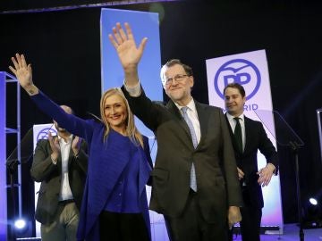 El presidente del Gobierno, Mariano Rajoy, y la presidenta de la Comunidad de Madrid, Cristina Cifuentes, durante la cena de Navidad del PP de Madrid