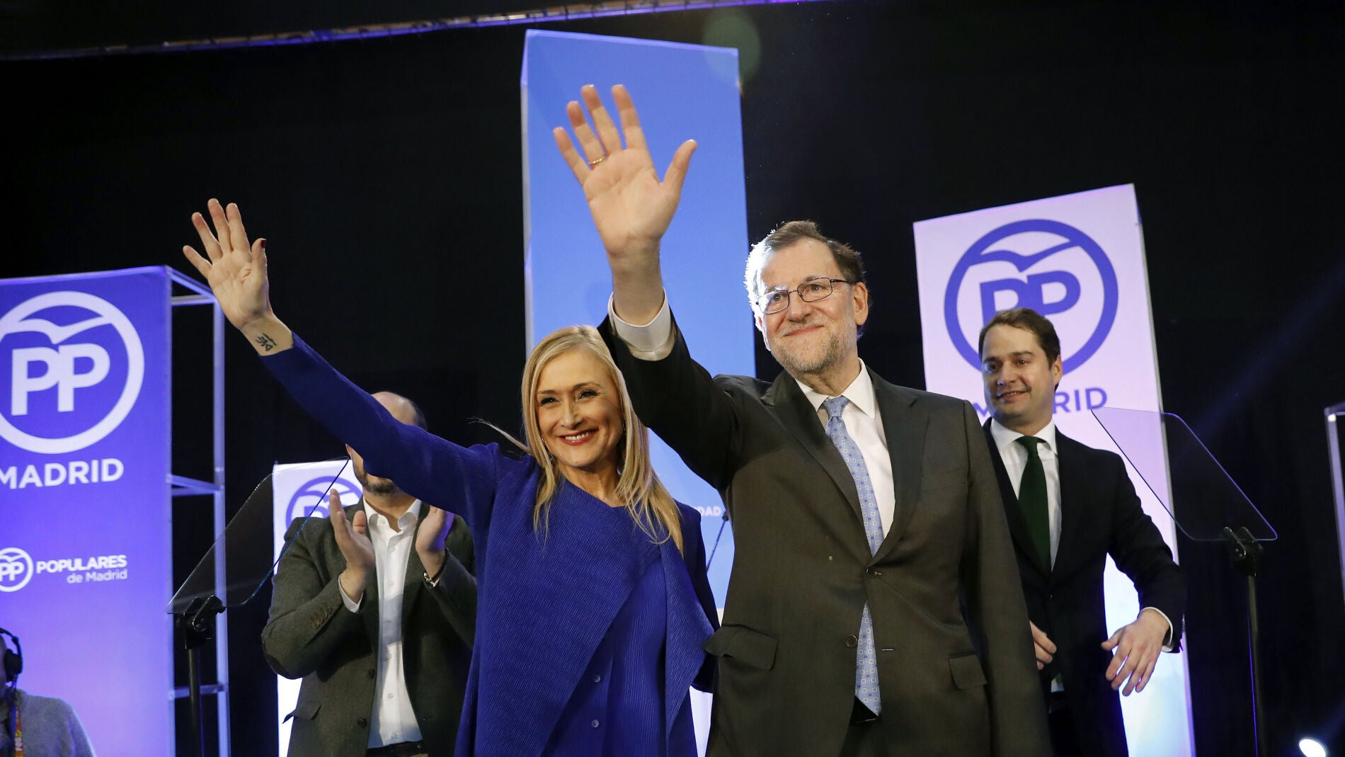 El presidente del Gobierno, Mariano Rajoy, y la presidenta de la Comunidad de Madrid, Cristina Cifuentes, durante la cena de Navidad del PP de Madrid