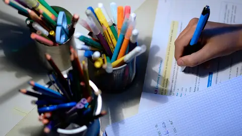 Un estudiante haciendo deberes Un estudiante haciendo deberes
