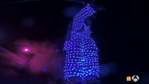 Un esquiador desciende en plena noche gracias a su traje de luces led