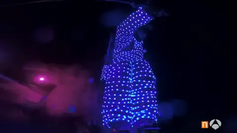 Un esquiador desciende en plena noche gracias a su traje de luces led Un esquiador desciende en plena noche gracias a su traje de luces led
