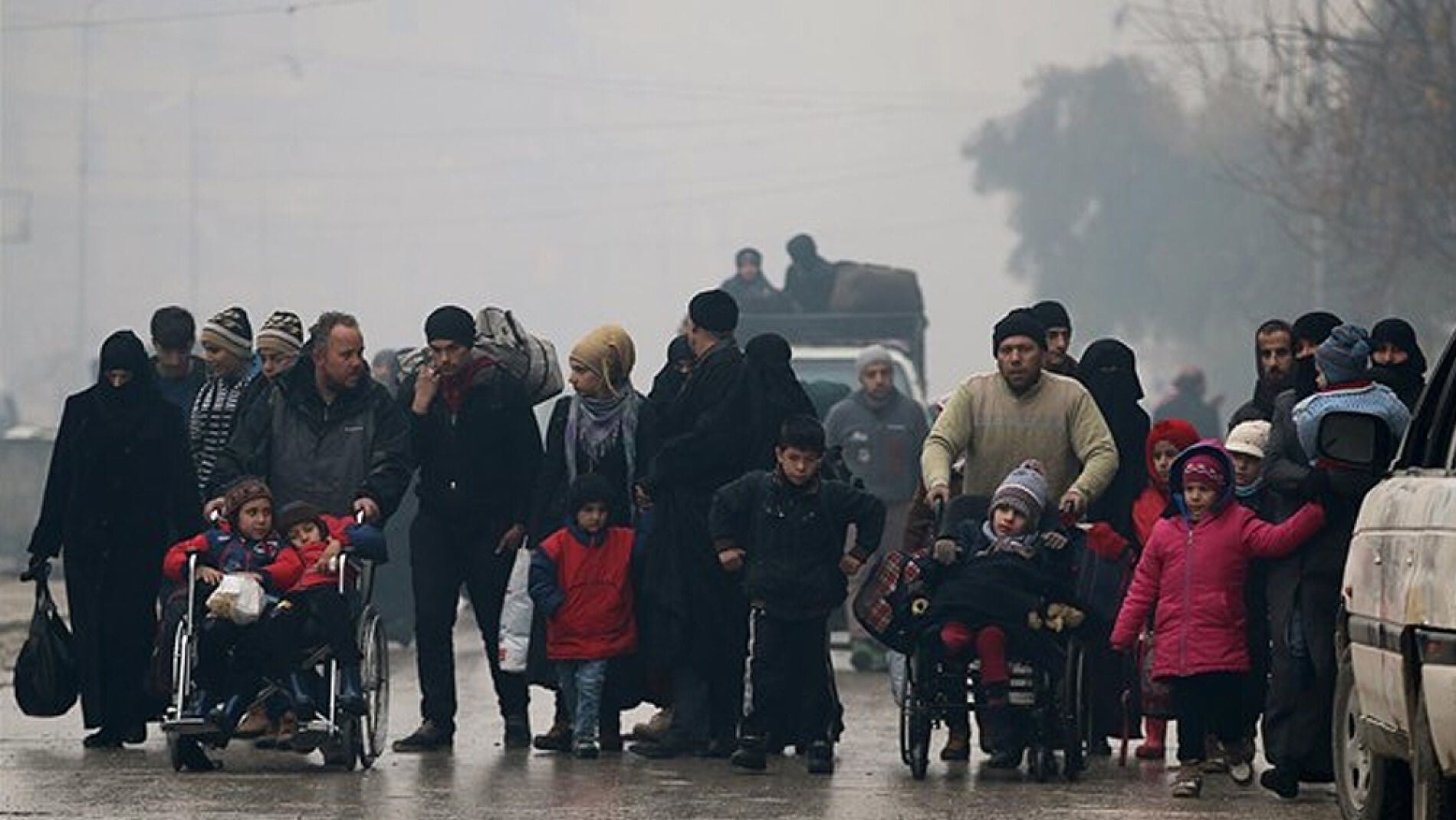 Sirios saliendo de la ciudad de Alepo