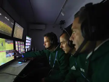 Los 'asistentes de vídeo' irrumpen con polémica Los 'asistentes de vídeo' irrumpen con polémica