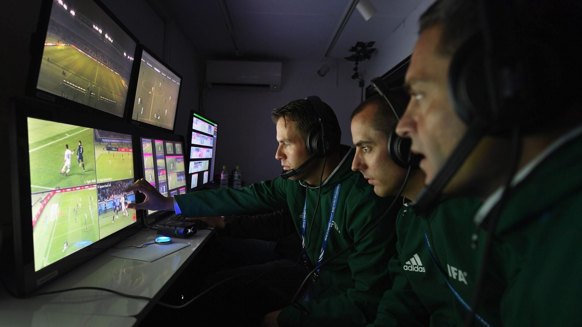 Los 'asistentes de v&iacute;deo' irrumpen con pol&eacute;mica