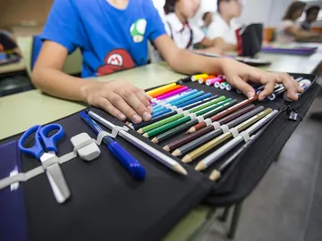Un niño con su material escolar Un niño con su material escolar
