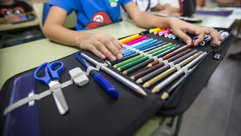 Un niño con su material escolar Un niño con su material escolar