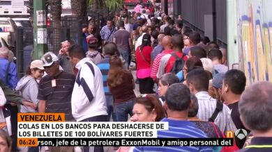 Cientos de venezolanos hacen cola en los bancos para canjear los billetes de 100 bolívares