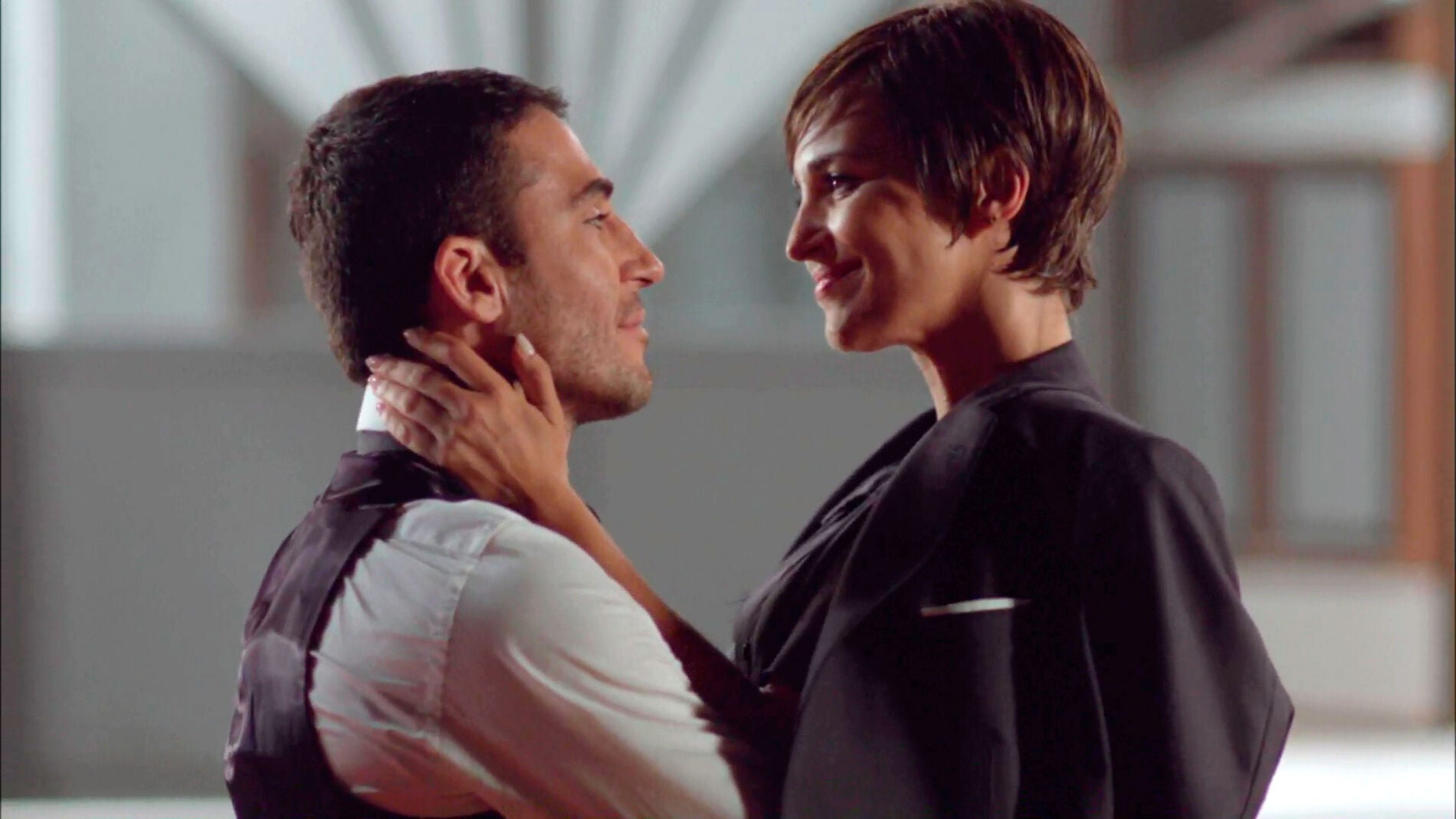 Ana quiere sorprender a Alberto present&aacute;ndole a alguien muy especial