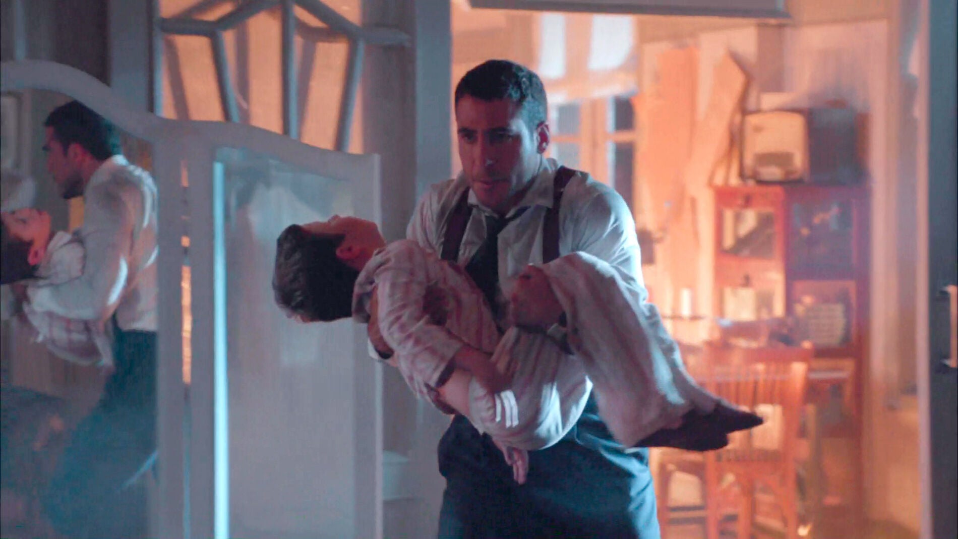 Alberto abraza por primera vez a su hijo en medio de las llamas