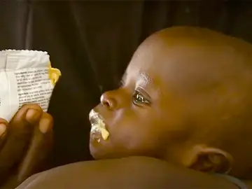 Alimentan a un niño en Nigeria Alimentan a un niño en Nigeria