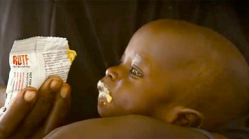 Alimentan a un niño en Nigeria