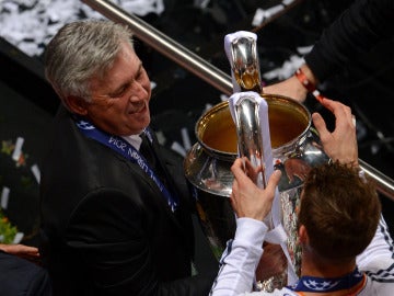 Ancelotti junto a Ramos tras ganar la 'Decima' en Lisboa