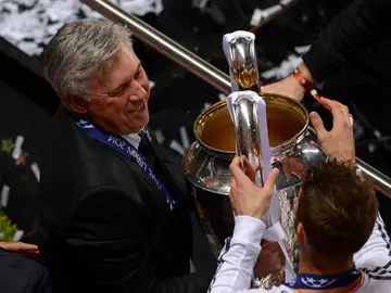 Ancelotti junto a Ramos tras ganar la 'Decima' en Lisboa Ancelotti junto a Ramos tras ganar la 'Decima' en Lisboa
