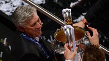 Ancelotti junto a Ramos tras ganar la 'Decima' en Lisboa