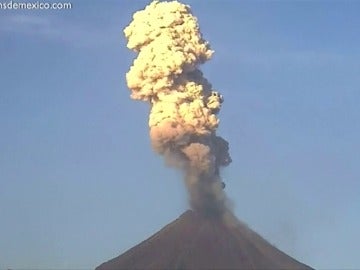 Frame 16.756363 de: Llamativas explosiones de gas y ceniza en el "Volcán Fuego", en México 